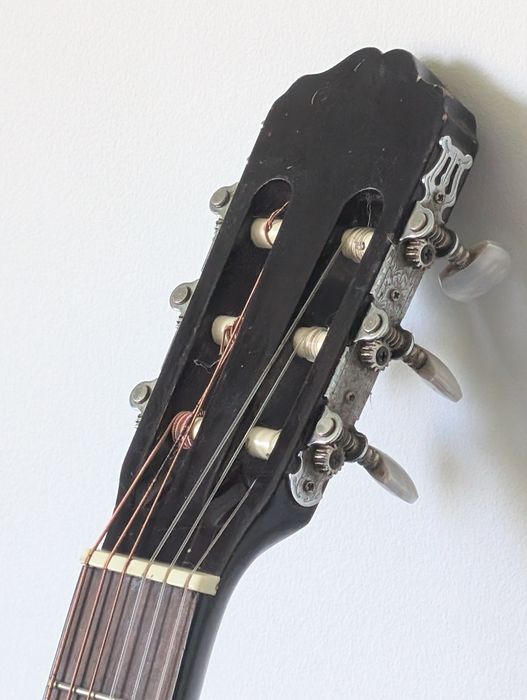 Gitara klasyczna Farra Carlo Caoba — uszkodzenie lakieru z tyłu korpusu