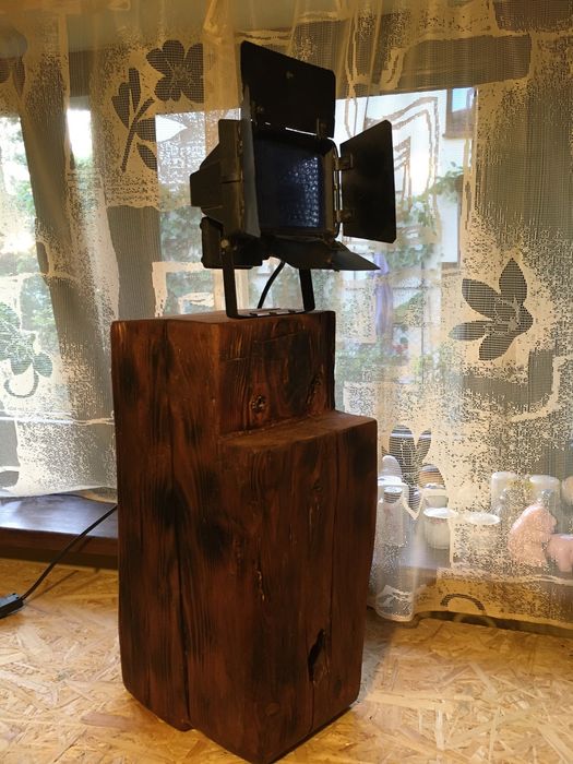 Lampa stojąca ze starej belki drewnianej z reflektorem