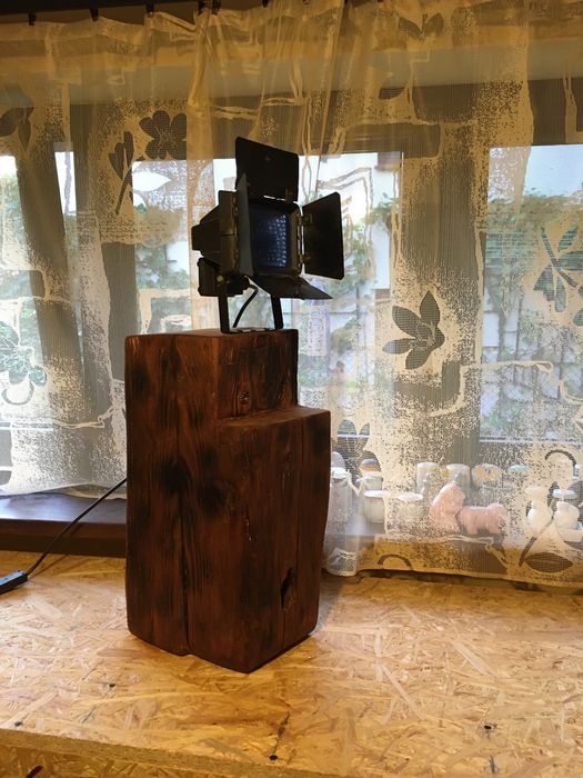 Lampa ze starej belki — reflektor z klapkami z bliska