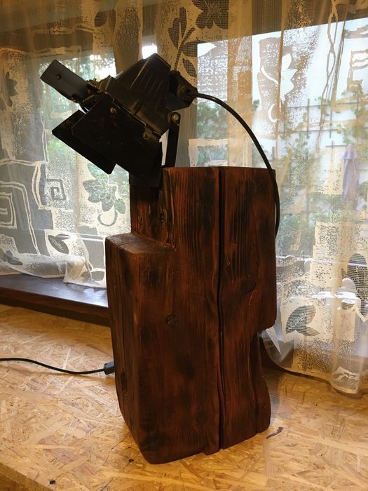 Lampa ze starej belki — słoje i faktura drewna