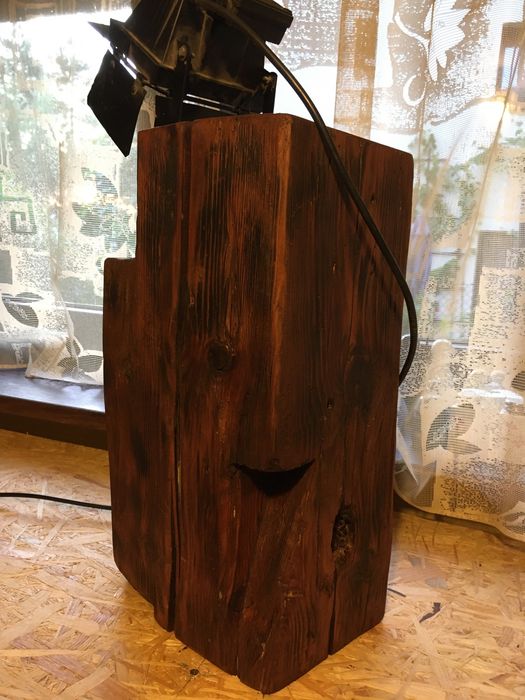 Lampa ze starej belki — widok z boku