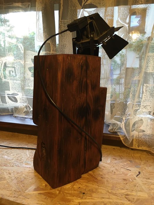 Lampa ze starej belki — detal połączenia drewna z metalem