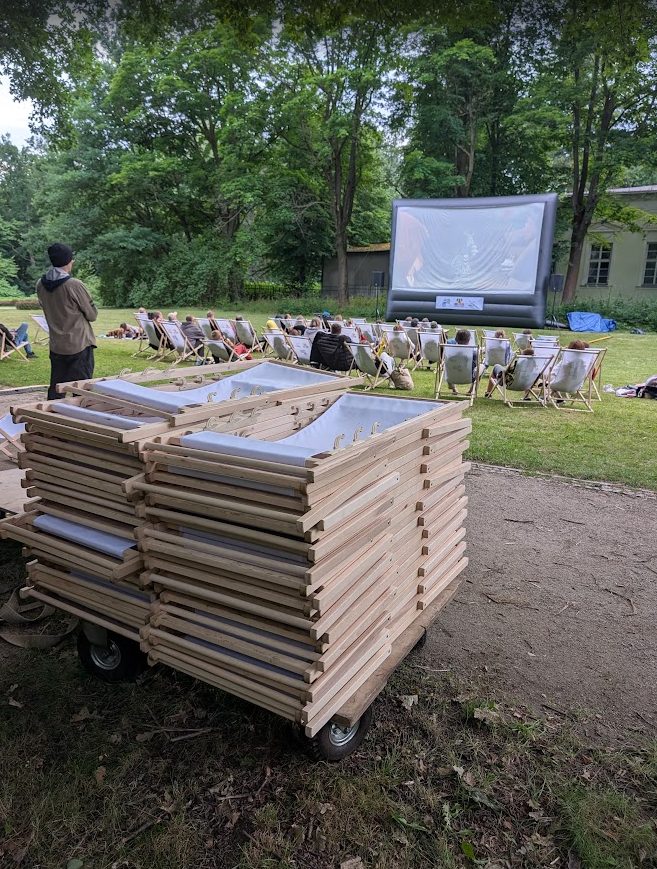 Leżaki zwożone na polanę przed seansem kina plenerowego