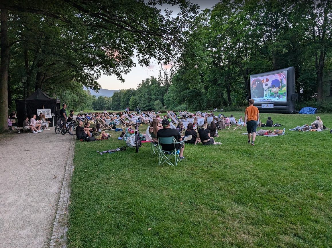 Widownia kina plenerowego na polanie w Cieplicach