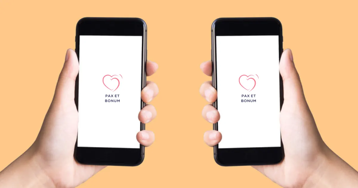 Dwa smartfony trzymane obok siebie, przenoszenie danych