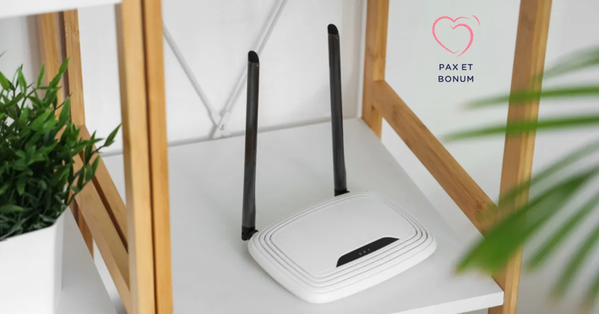 Router Wi-Fi na półce w domowym wnętrzu